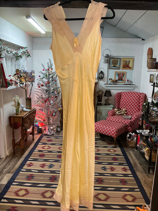 1940’s Yellow night gown small